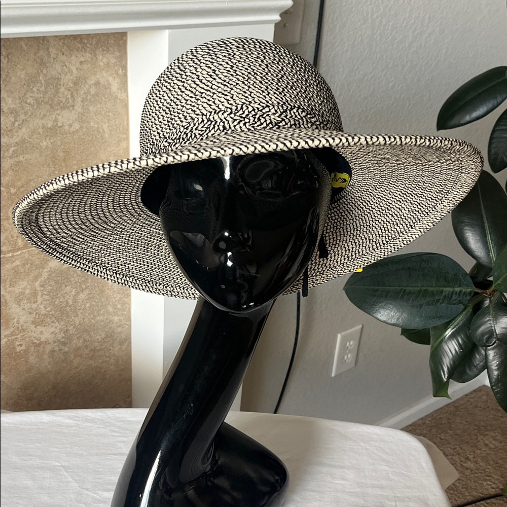 NWT Elegant Black and Tan  Wide Brim Hat